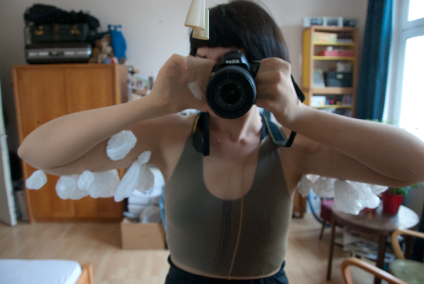 The picture is showing the artwork Gast by artist Sandra Miriam Ehlen performance costume gast foto